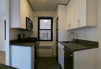 145 E 16th St-Unit -10e in New York, NY - Building Photo - Building Photo