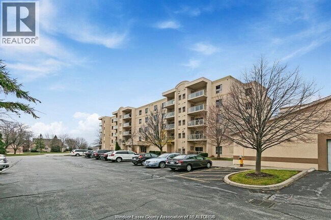 315 Village Grove Dr in Windsor, ON - Building Photo - Building Photo