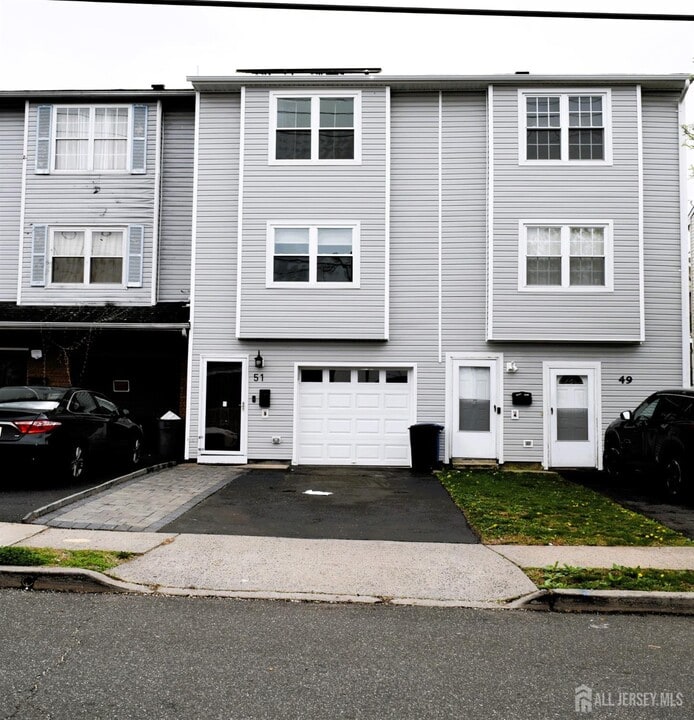 51 Larch St in Carteret, NJ - Building Photo
