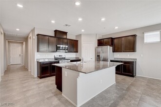 2173 Rio Rancho Pointe Pl, Unit 404 in Henderson, NV - Building Photo - Building Photo