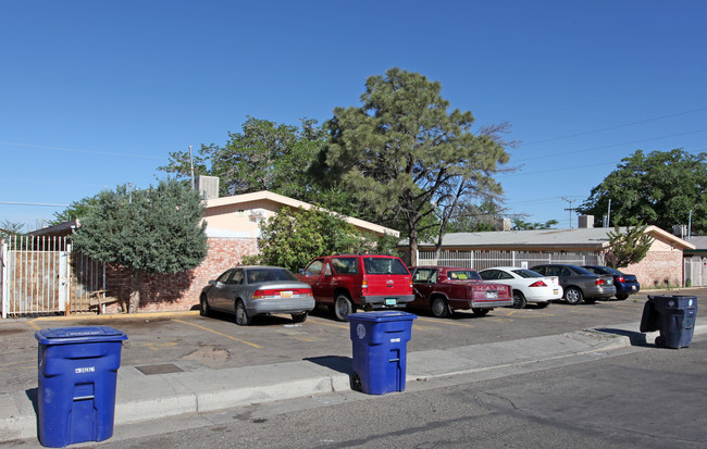409-413 Indiana St SE in Albuquerque, NM - Foto de edificio - Building Photo
