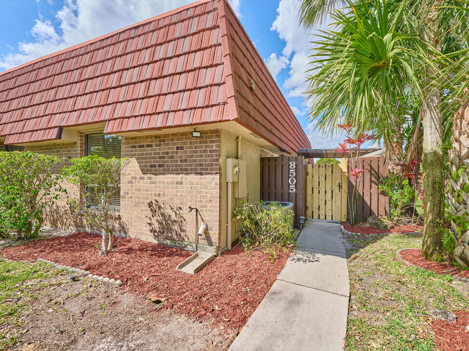 8505 Boca Rio Dr in Boca Raton, FL - Building Photo