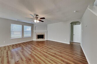 5803 Village Grove Dr in Pearland, TX - Foto de edificio - Building Photo