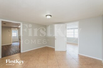 7915 Foxbloom Dr in Port Richey, FL - Building Photo - Building Photo