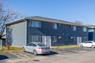 Grand View Apartments in Marion, IA - Foto de edificio - Building Photo