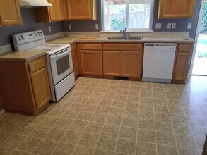 5386 Burbank St N in Keizer, OR - Building Photo - Building Photo