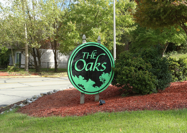 The Oaks Apartments in Dunbar, WV - Foto de edificio - Building Photo