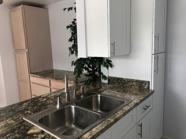 2020 Lee Dr in Valrico, FL - Foto de edificio - Building Photo