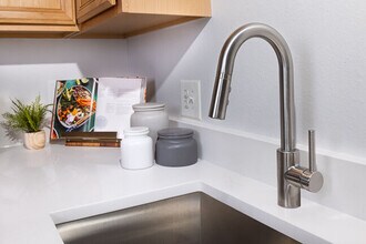 J Harbor Park at North Point in Reston, VA - Foto de edificio - Building Photo