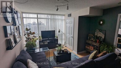 30-2530 Harrison Garden Blvd in Toronto, ON - Building Photo - Building Photo