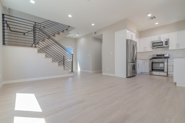 2201 W Court St-Unit -B in Los Angeles, CA - Building Photo - Building Photo