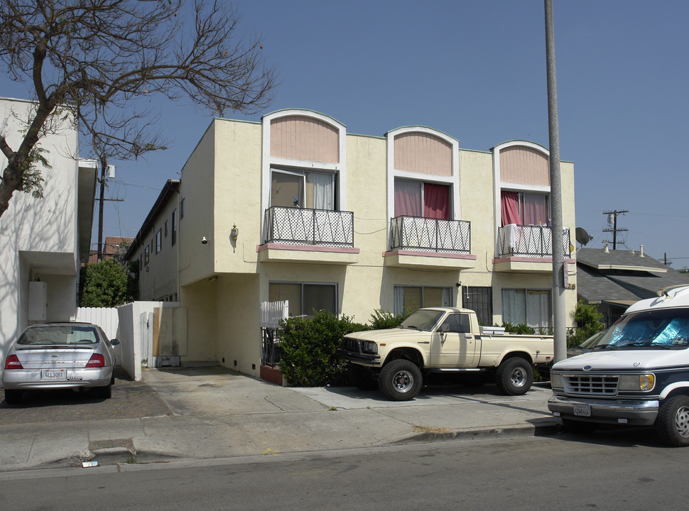 626 Manhattan Pl in Los Angeles, CA - Building Photo