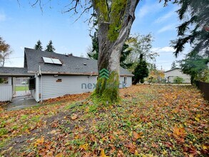 17205 Spruce Way in Lynnwood, WA - Building Photo - Building Photo