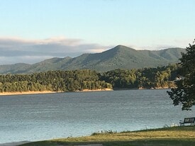 1660 Canal Ln in Dandridge, TN - Building Photo