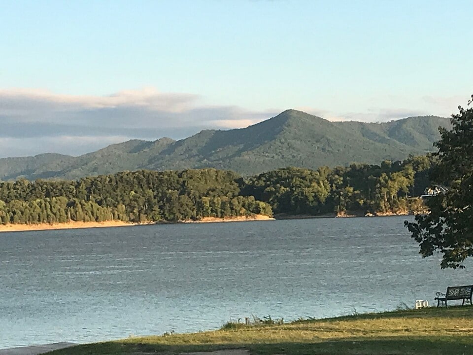 1660 Canal Ln in Dandridge, TN - Building Photo