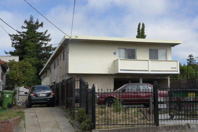 3555 Maple Ave in Oakland, CA - Building Photo - Building Photo