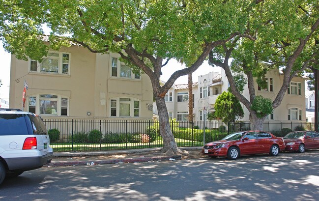 2900 Francis Ave in Los Angeles, CA - Foto de edificio - Building Photo