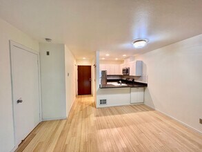 Underground Parking Spot!!!, Unit S-120 in Seattle, WA - Foto de edificio - Building Photo