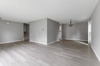 135 Encina Dr in Naperville, IL - Building Photo - Building Photo