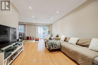 109 Robert Hicks Dr in Toronto, ON - Building Photo - Building Photo