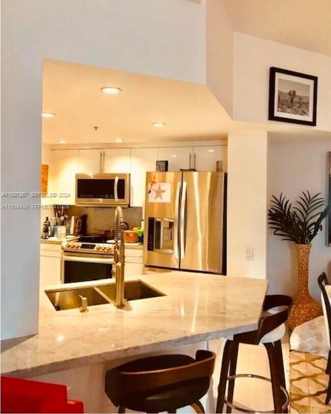 701 Brickell Key Blvd, Unit 202 in Miami, FL - Foto de edificio - Building Photo