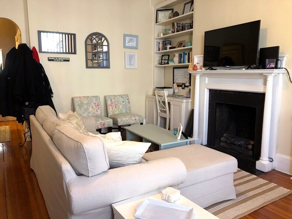 24 Peterborough St, Unit 9 in Boston, MA - Building Photo