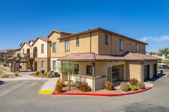 Town Center Villas in El Centro, CA - Foto de edificio - Building Photo