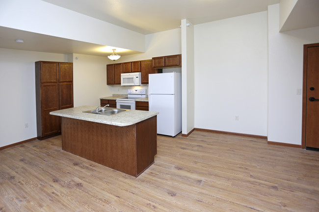 Kenwood on 5th Apartments in Minot, ND - Building Photo - Interior Photo