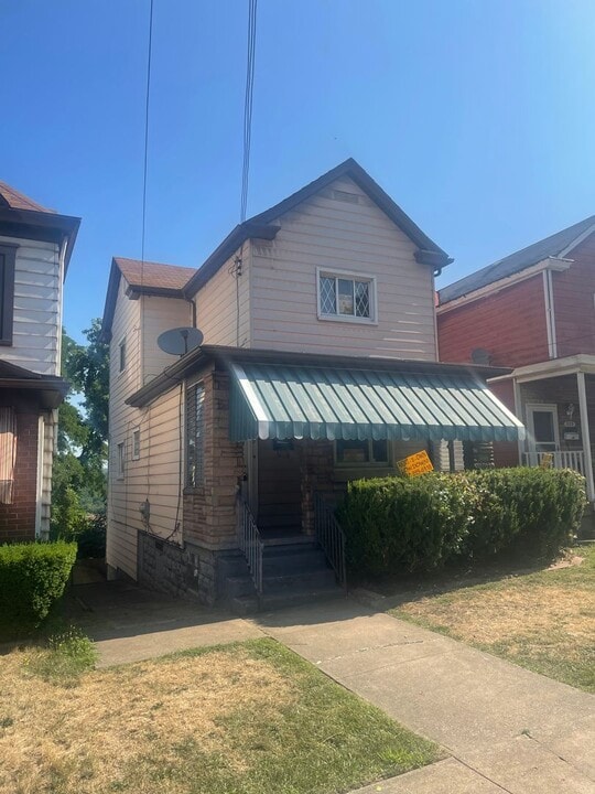 827 E 10th Ave in Homestead, PA - Building Photo