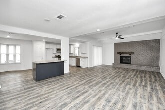 3102 Cherry Creek Dr in Missouri City, TX - Building Photo - Building Photo