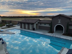 Campus Oaks Apartments in Roseville, CA - Building Photo - Building Photo