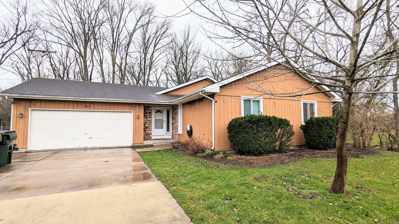 244 Orchard Dr in Wood Dale, IL - Building Photo