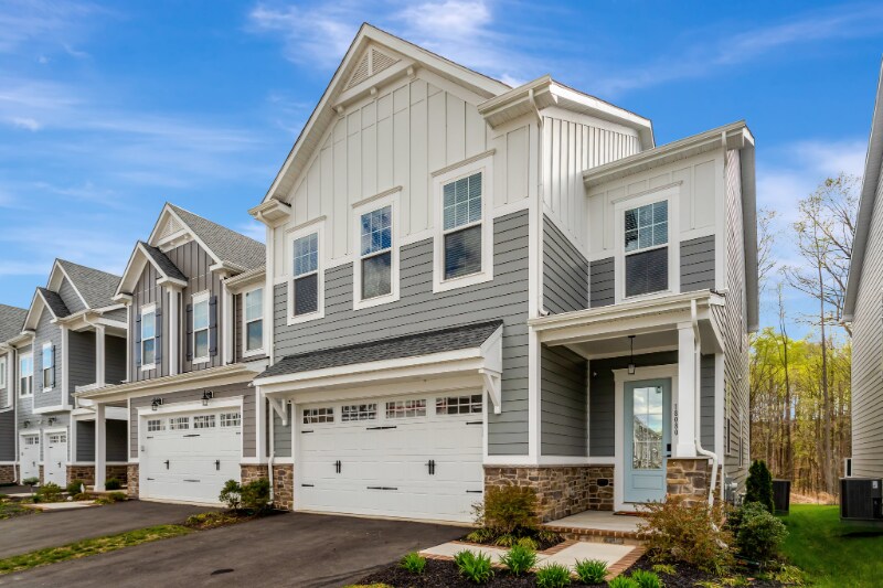 18080 Moss Gdn Rd in Dumfries, VA - Building Photo