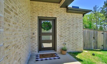 320 Rise Ln in Montgomery, TX - Foto de edificio - Building Photo