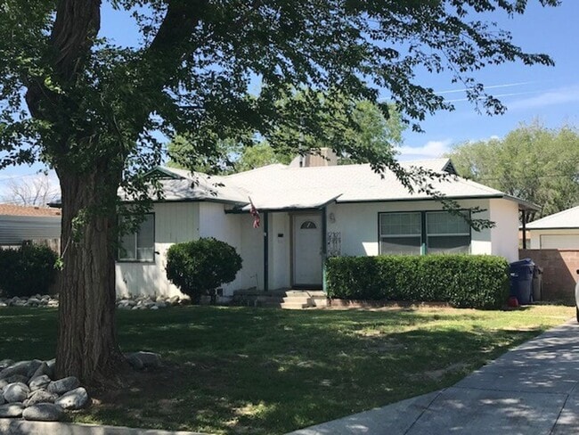 property at 1421 W Ivyton St