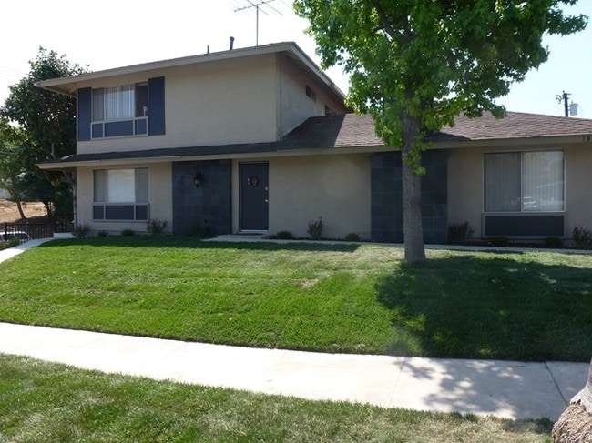 Mandarian Gardens in Yorba Linda, CA - Foto de edificio - Building Photo