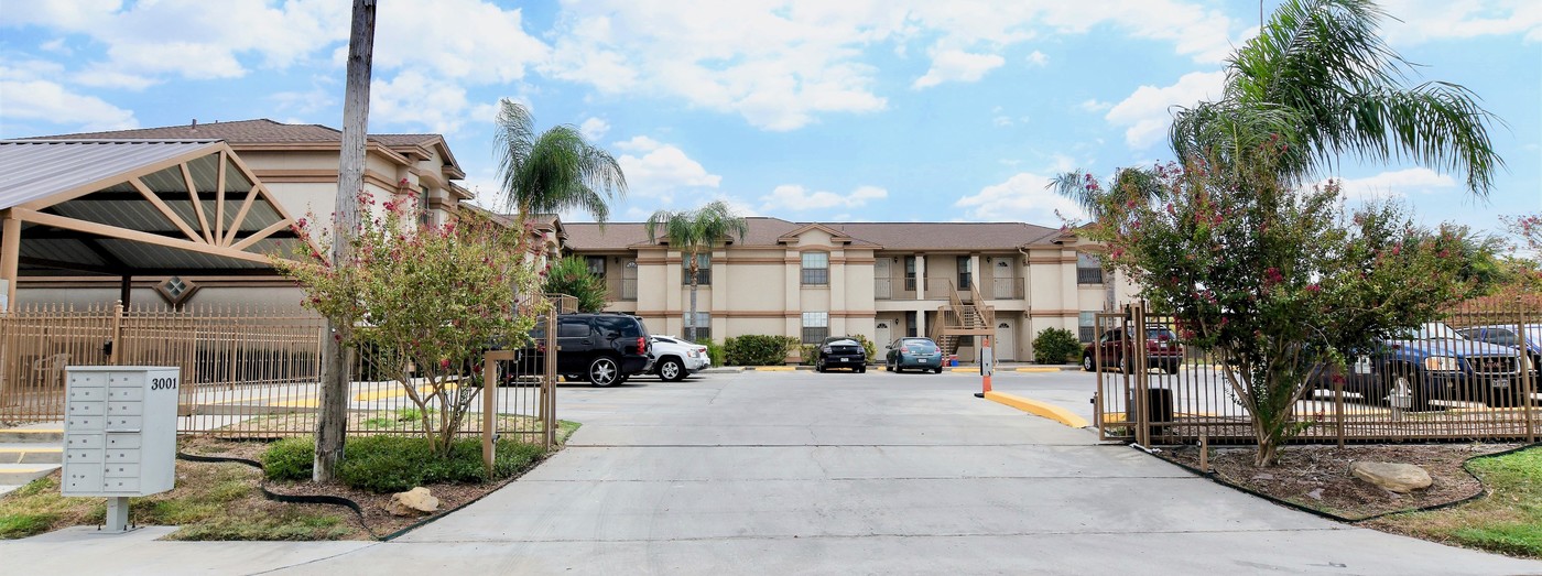 3001 Corpus Christi St in Laredo, TX - Building Photo