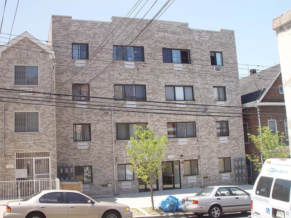 722 E 220th St in Bronx, NY - Building Photo