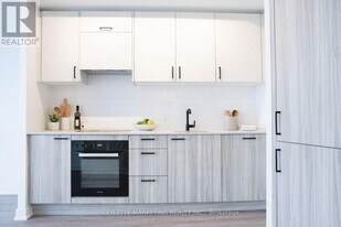 1 Quarrington Lane in North York, ON - Building Photo