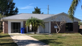 401 Hillside Dr, Unit 403 in Lake Placid, FL - Building Photo