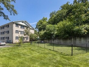 Stanford Court Apartments in Westwood, NJ - Foto de edificio - Building Photo