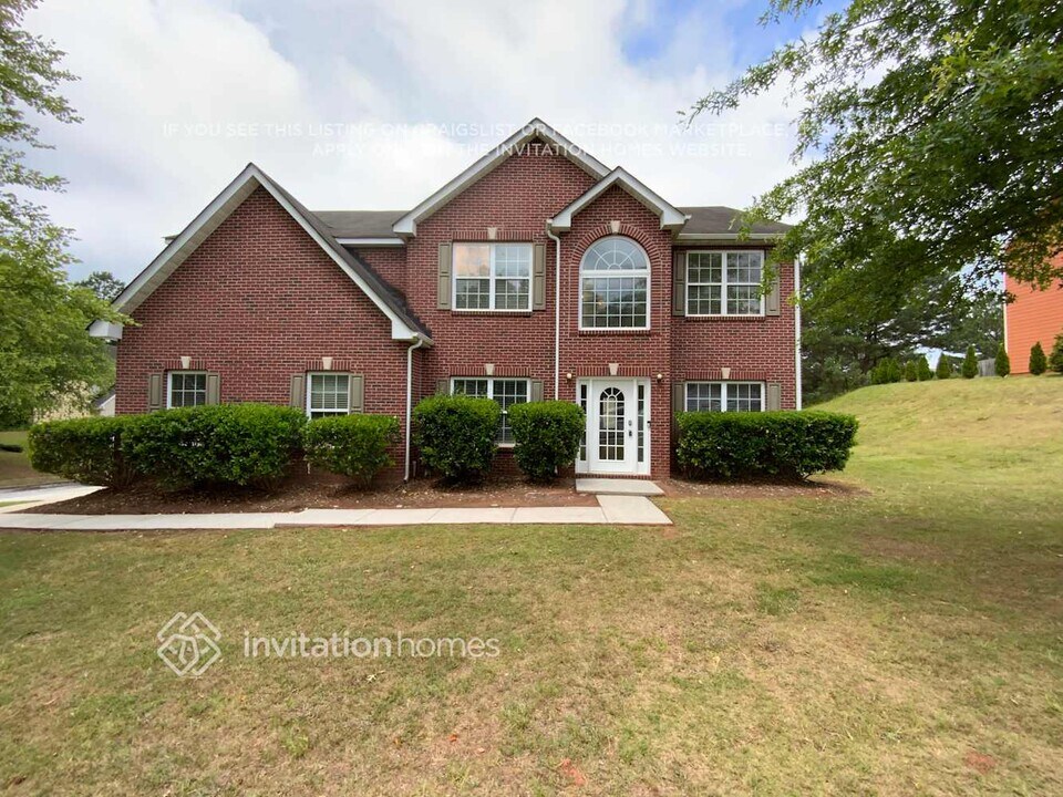 4968 Locherby Dr in Fairburn, GA - Foto de edificio