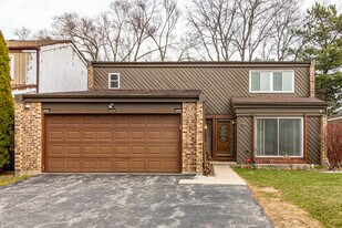 2431 Cobblewood Dr in Northbrook, IL - Building Photo