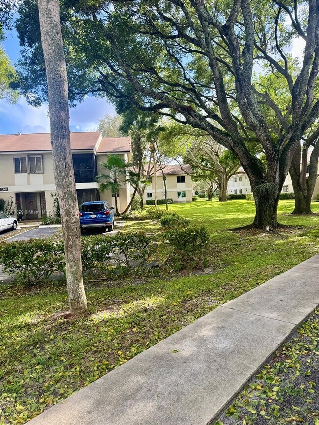 110 Gardens Dr in Pompano Beach, FL - Building Photo - Building Photo