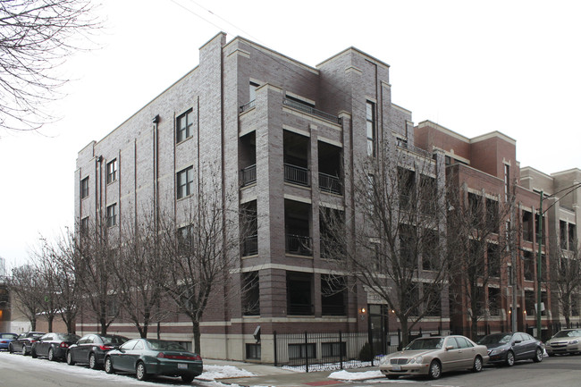 693 N Peoria St in Chicago, IL - Foto de edificio - Building Photo