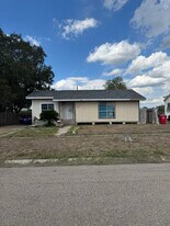 811 E Ave D in Robstown, TX - Building Photo