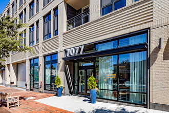 Solaire 7077 Woodmont in Bethesda, MD - Foto de edificio - Building Photo