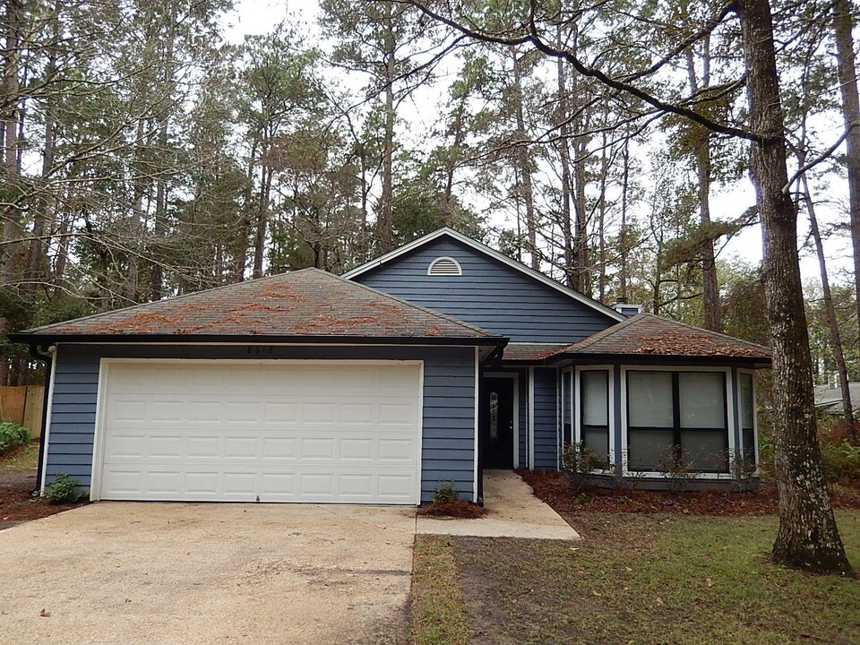 8612 Oak Forest Trail in Tallahassee, FL - Foto de edificio