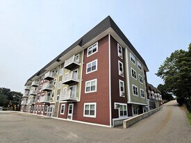 275 W Main St in Marlborough, MA - Building Photo