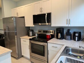 887 NE 211th St in North Miami Beach, FL - Building Photo - Building Photo